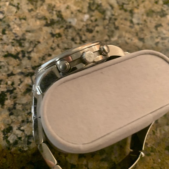 Michael Kors Mens or unisex watch. Blue and silver. Front cracked. - Picture 3 of 3